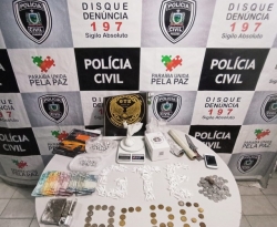 Polícia prende suspeitos de tráfico de drogas em Nazarezinho; três pitbulls foram encontrados na casa