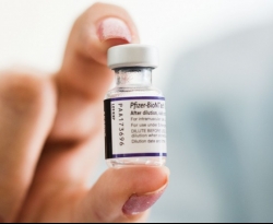 Reforço da Pfizer aumenta em 20 vezes anticorpos em vacinados com Coronavac, diz estudo