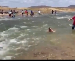 Bolsonaro mostra em seu Instagram pessoas tomando banho nas águas da transposição em São José de Piranhas