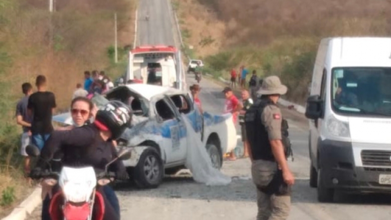 Caminhonete do DER-PB capota e duas pessoas morrem na PB 400, entre Monte Horebe e Bonito de Santa Fé; vídeo