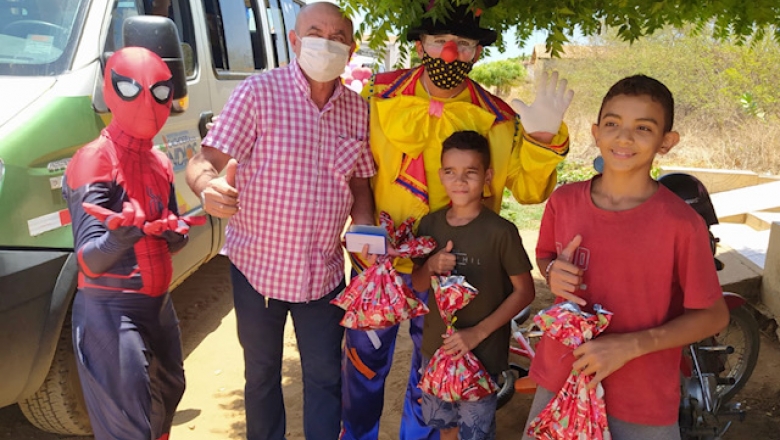 Caravana da Alegria anima criançada com entrega de 2 mil brinquedos, em Cachoeira dos Índios