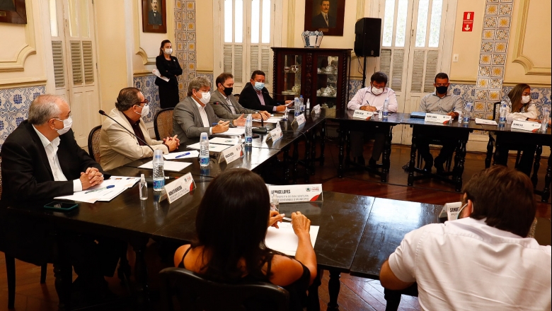 João Azevêdo recebe prefeitos do Vale do Piancó e discute investimentos para a região