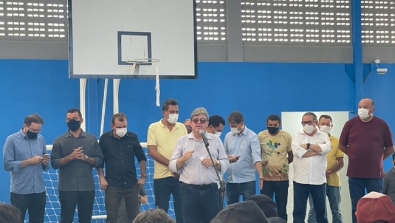 João Azevêdo entrega ginásio e inspeciona obras em São José de Piranhas