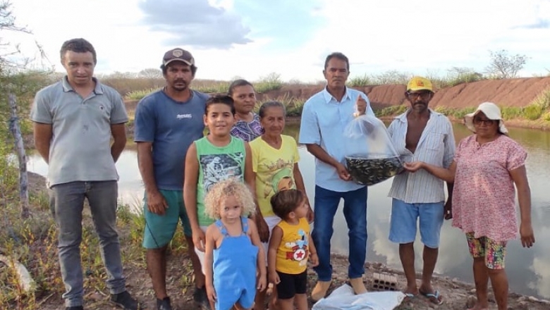 Prefeitura de Sousa entrega 20 mil alevinos aos piscicultores da Caiçara e Lamarão