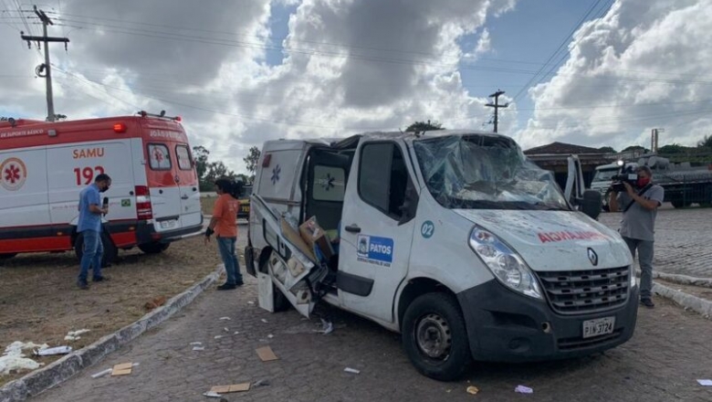 Acidente com ambulância da Prefeitura de Patos deixa uma pessoa gravemente ferida
