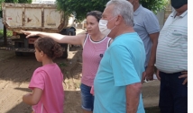Estragos das chuvas: prefeito Zé Aldemir visita bairros de Cajazeiras e conversa com moradores