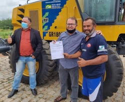 Bonito de Santa Fé recebe nova máquina motoniveladora; prefeito Ceninha agradece a Hugo Motta