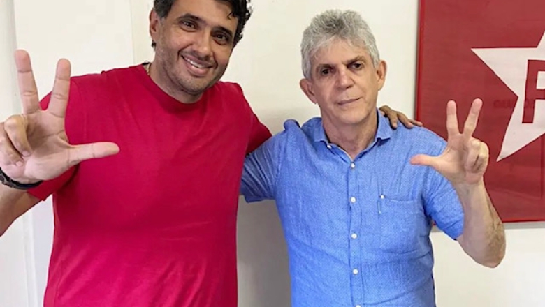Ricardo Coutinho posa ao lado de André Gadelha na sede do PT de JP