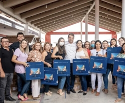 Prefeito Bal Lins entrega fardamento para Creche e computadores para todas as escolas de São José de Piranhas