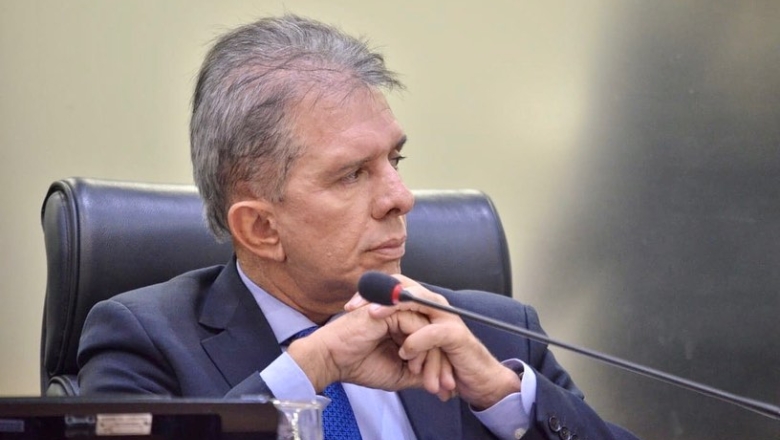 Projeto que reajusta salários do prefeito, vice e secretários municipais vira polêmica em Patos; vereador questiona