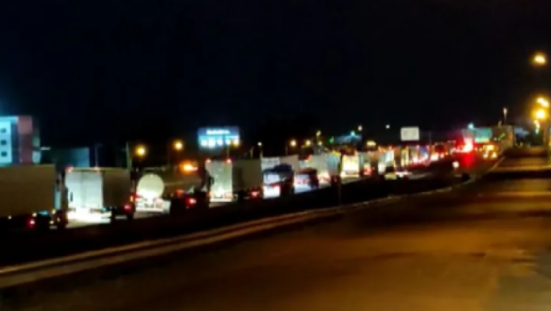 Bolsonaristas cortam mangueira de ar de 10 caminhões e fecham rodovias