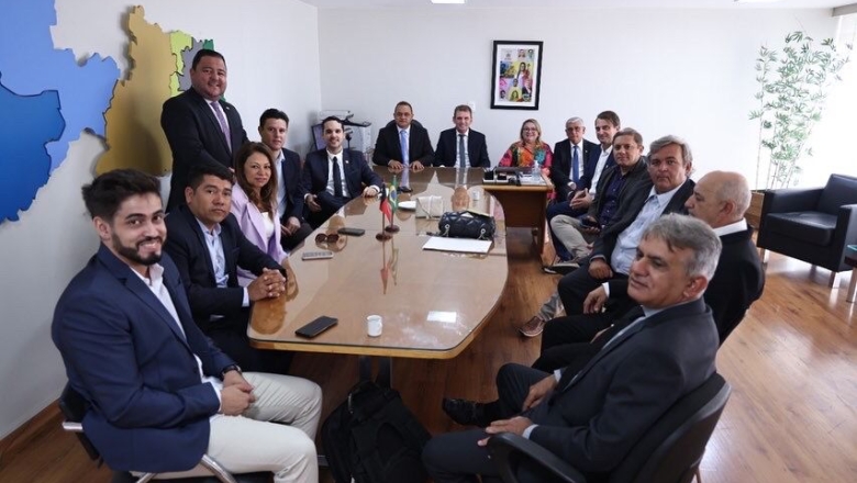 Chico Mendes, prefeitos e secretário de Representação Institucional, se reúnem em Brasília, e apontam prioridades