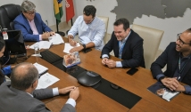João Azevêdo assina contratos com a Caixa Econômica para realização de obras de infraestrutura e saúde