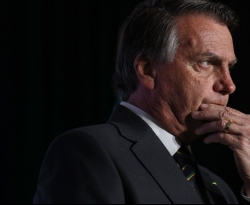 Bolsonaro chora, anuncia volta ao Brasil e diz que "missão não acabou"