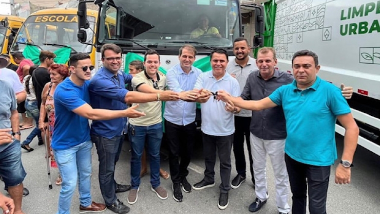Com as presenças de Chico Mendes e Wilson Santiago, prefeito Bal Lins entrega 3 ônibus escolares e 2 caminhões compactadores