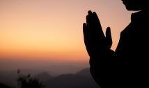Prática comum em diferentes religiões, orar promove relaxamento, motivação e bem-estar