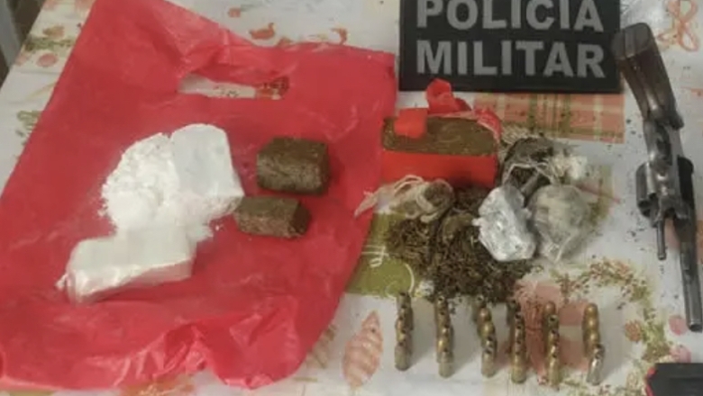 Após denúncia anônima, policiais aprendem drogas, armas e munições em São José de Piranhas  