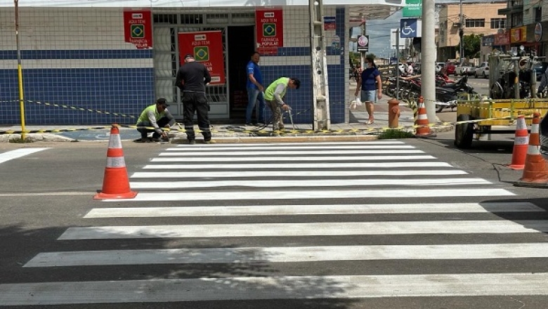 Segurança no Trânsito: Superintendência de Transporte e Trânsito de Sousa renova pintura de faixas de pedestres