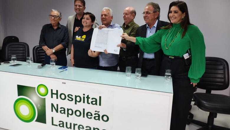 Zé Aldemir oficializa doação de terreno à direção da Fundação e Hospital Napoleão Laureano