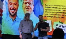 João Azevêdo recebe apoio de deputado estadual Caio Roberto e sua base durante confraternização com prefeito