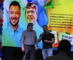 João Azevêdo recebe apoio de deputado estadual Caio Roberto e sua base durante confraternização com prefeito