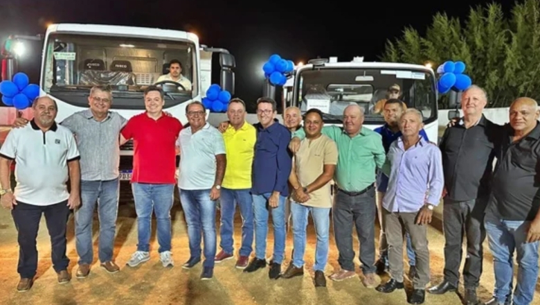 Prefeito Ceninha Lucena entrega novos veículos para a população de Bonito de Santa Fé