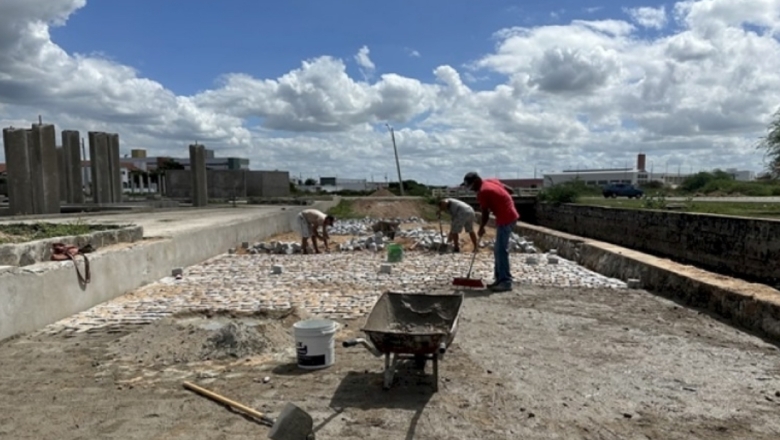 Em Sousa, gestão Tyrone intensifica construção da Praça da Bíblia no bairro Gato Preto