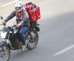 Parlamentares querem incluir entregadores de moto e bike em projeto sobre motoristas por app