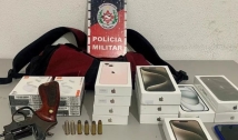 Polícia Militar recupera 11 celulares roubados e fones de ouvidos de loja em Patos; na mochila abandonada um revólver foi encontrado