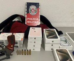 Polícia Militar recupera 11 celulares roubados e fones de ouvidos de loja em Patos; na mochila abandonada um revólver foi encontrado
