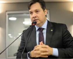 Jr. Araújo esclarece que continua na base do governo e culpa segmentos da imprensa 