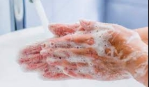 Higienizar as mãos evita infecções e diminui o risco de morte; hospital conscientiza pacientes e profissionais