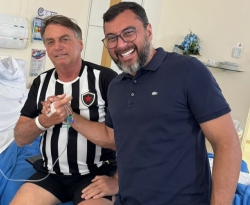 Bolsonaro reaparece com a camisa do Botafogo da PB ao retornar a hospital de Manaus, um dia após receber alta 