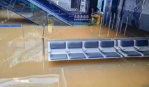 Aeroporto de Porto Alegre permanece fechado por tempo indeterminado; água chegou às escadas rolantes no interior do prédio