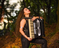 Artista cajazeirense Bella Raiane lança música inédita: “Pra Te Ver”