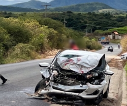 Filho de ex-prefeito de São José de Piranhas sofre acidente de carro na PB-400; veículo colidiu com um caminhão caçamba 