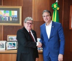 João Azevêdo trata de investimentos na Saúde e Educação em reuniões com ministro e secretário do governo federal
