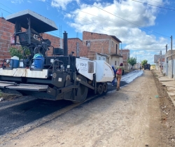 Prefeitura de Sousa intensifica trabalho de pavimentação de ruas no bairro Raquel Gadelha