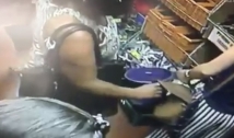 VÍDEO: Câmera de segurança flagra mulher abrindo bolsa e furtando celular de uma cliente em loja de Cajazeiras