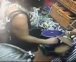 VÍDEO: Câmera de segurança flagra mulher abrindo bolsa e furtando celular de uma cliente em loja de Cajazeiras