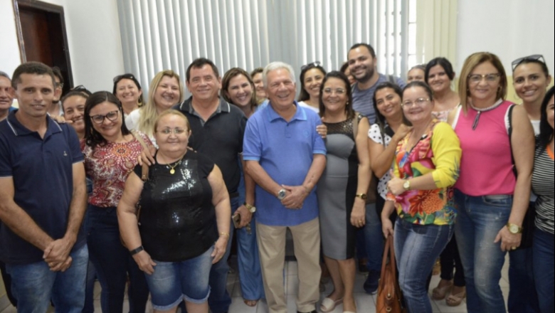 Prefeito de Cajazeiras  anuncia piso do magistério municipal acima do índice nacional