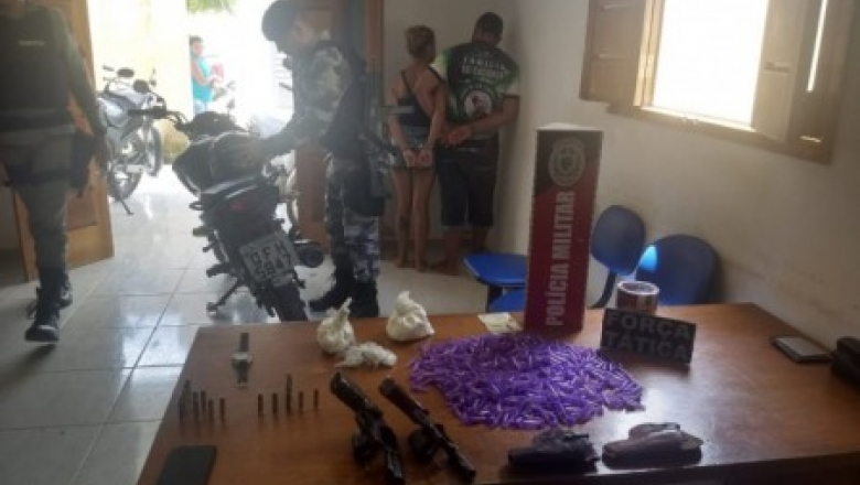 PM prende casal com armas, drogas e munições no Vale do Piancó
