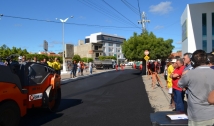 Empresa Coral inicia obras de asfaltamento em Cajazeiras e prefeito destaca compromisso da gestão
