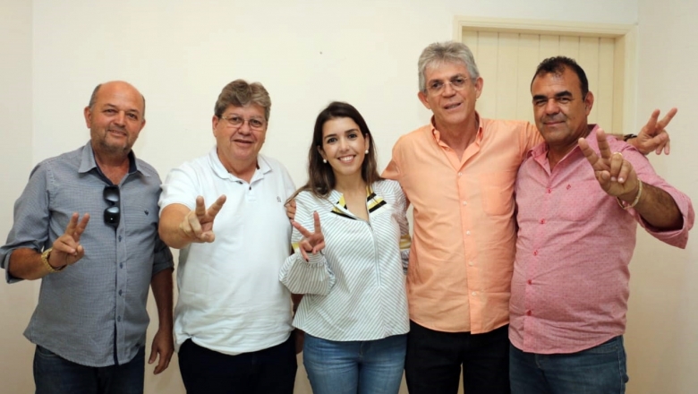Mais reforços: prefeita, vice-prefeito e vereadores de Monteiro aderem à pré-candidatura de João Azevêdo