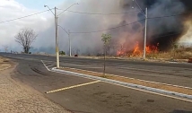 Bombeiros tentam apagar incêndio na BR 230; fogo é próximo ao Posto da PRF em Cajazeiras