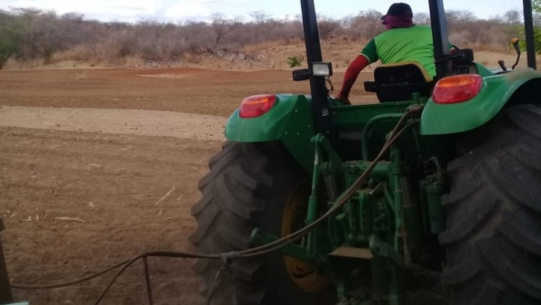 Agricultura: Prefeitura de Cajazeiras inicia corte de terra pelo Sitio Almas