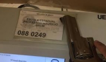 Eleitores postam fotos e vídeos votando em Bolsonaro com armas na mão
