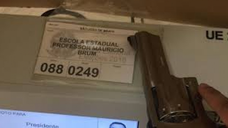 Eleitores postam fotos e vídeos votando em Bolsonaro com armas na mão