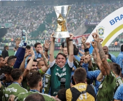 Bolsonaro assiste vitória do Palmeiras e entrega taça de campeão