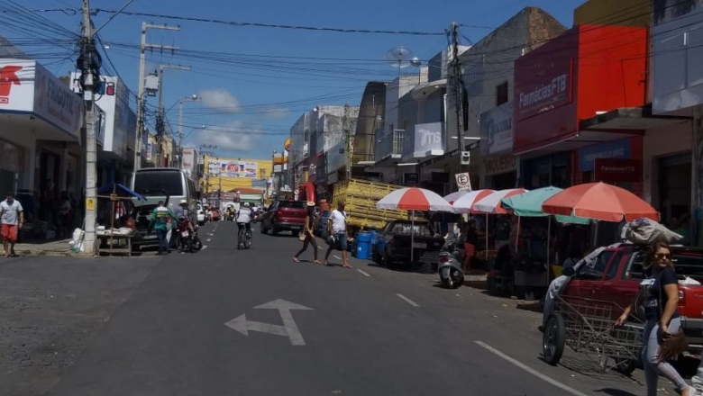 Prefeitura notifica comerciantes para desobstruir ruas que receberão Zona Azul em Cajazeiras
